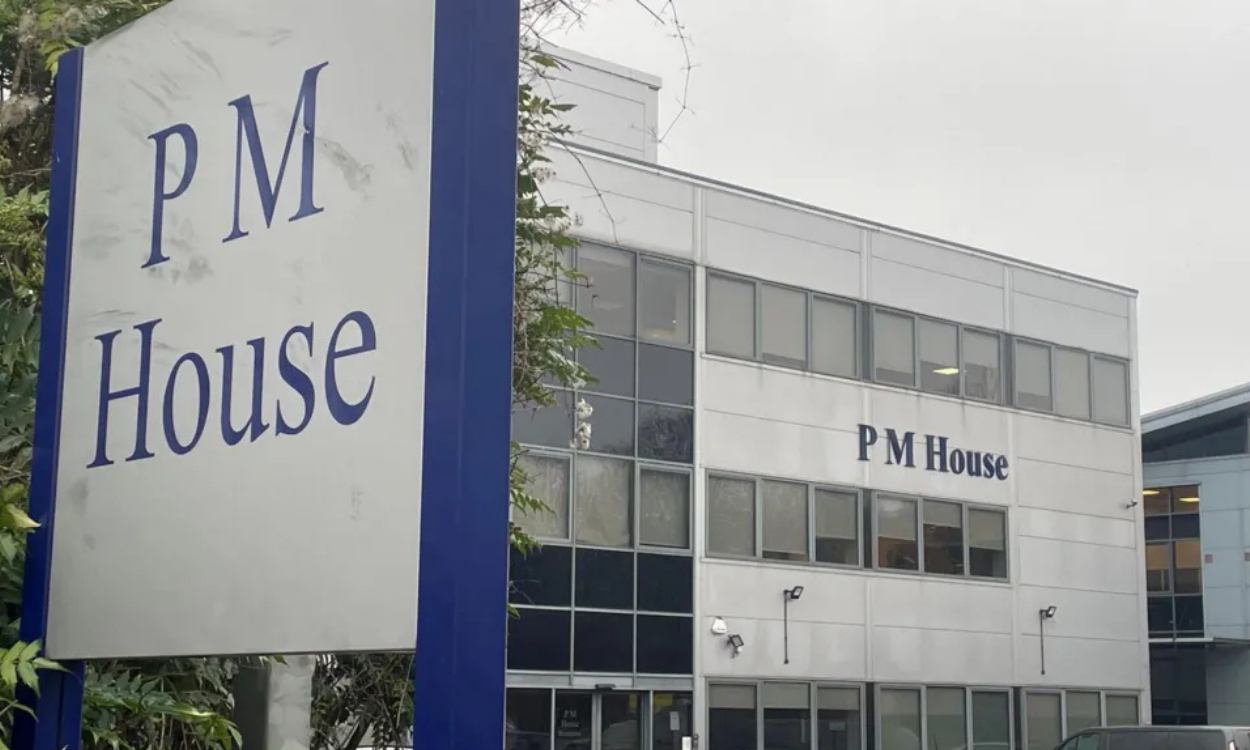 Land Registry Urges Former PM Law Clients to Appoint New Solicitors